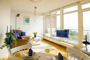 Smart-TV, DVD-Player, Bücher, Stereoanlage