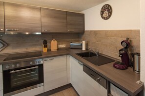 Kühlschrank, Mikrowelle, Herdplatte, Geschirrspüler