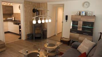 Fernseher, DVD-Player, Bücher, Stereoanlage