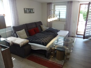 1 makuuhuone, tallelokero huoneessa, silitysrauta/-lauta