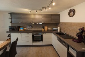 Refrigerador, microondas, parrilla de estufa y lavavajillas 