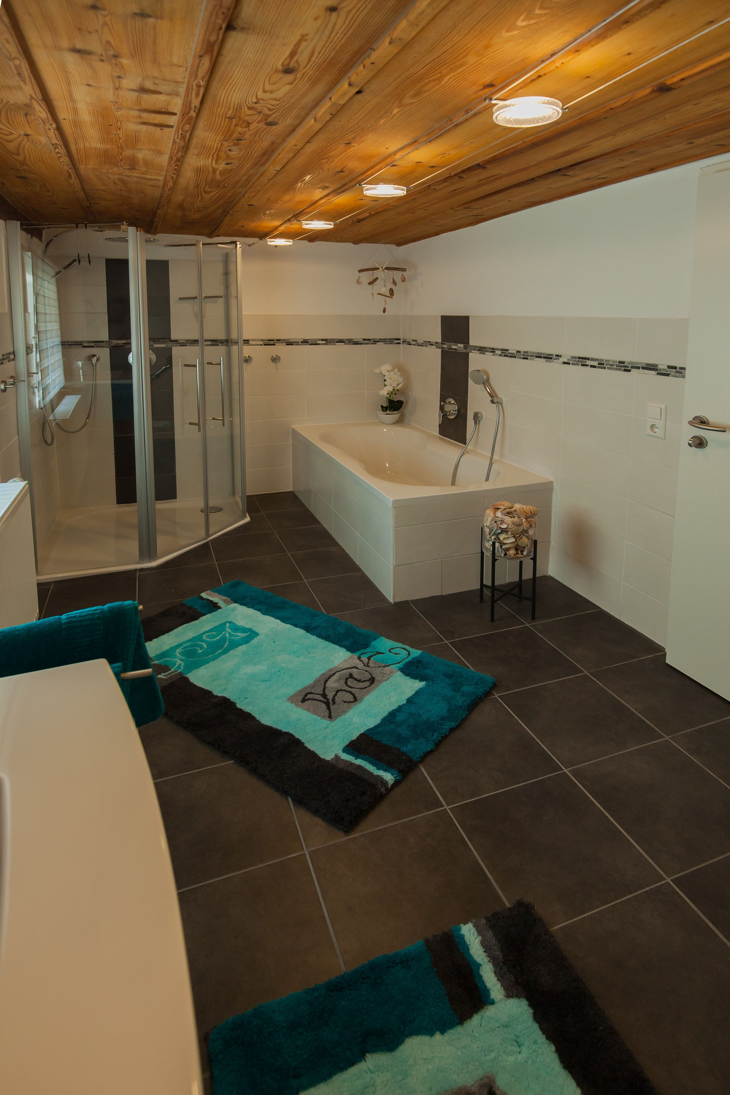 Bathtub, hair dryer, towels