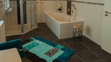 Badewanne, Haartrockner, Handtücher