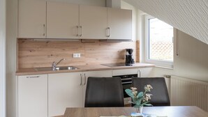 Kaffetrakter/tekoker, kjøleskap, mikrobølgeovn og ovn
