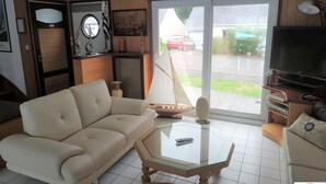 TV, DVD-spiller, bøker og musikkbibliotek