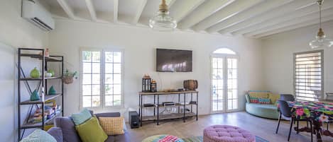 Smart TV, reproductor de DVD, futbolito y tenis de mesa