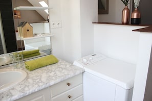 Dusche, Haartrockner, Handtücher, Toilettenpapier