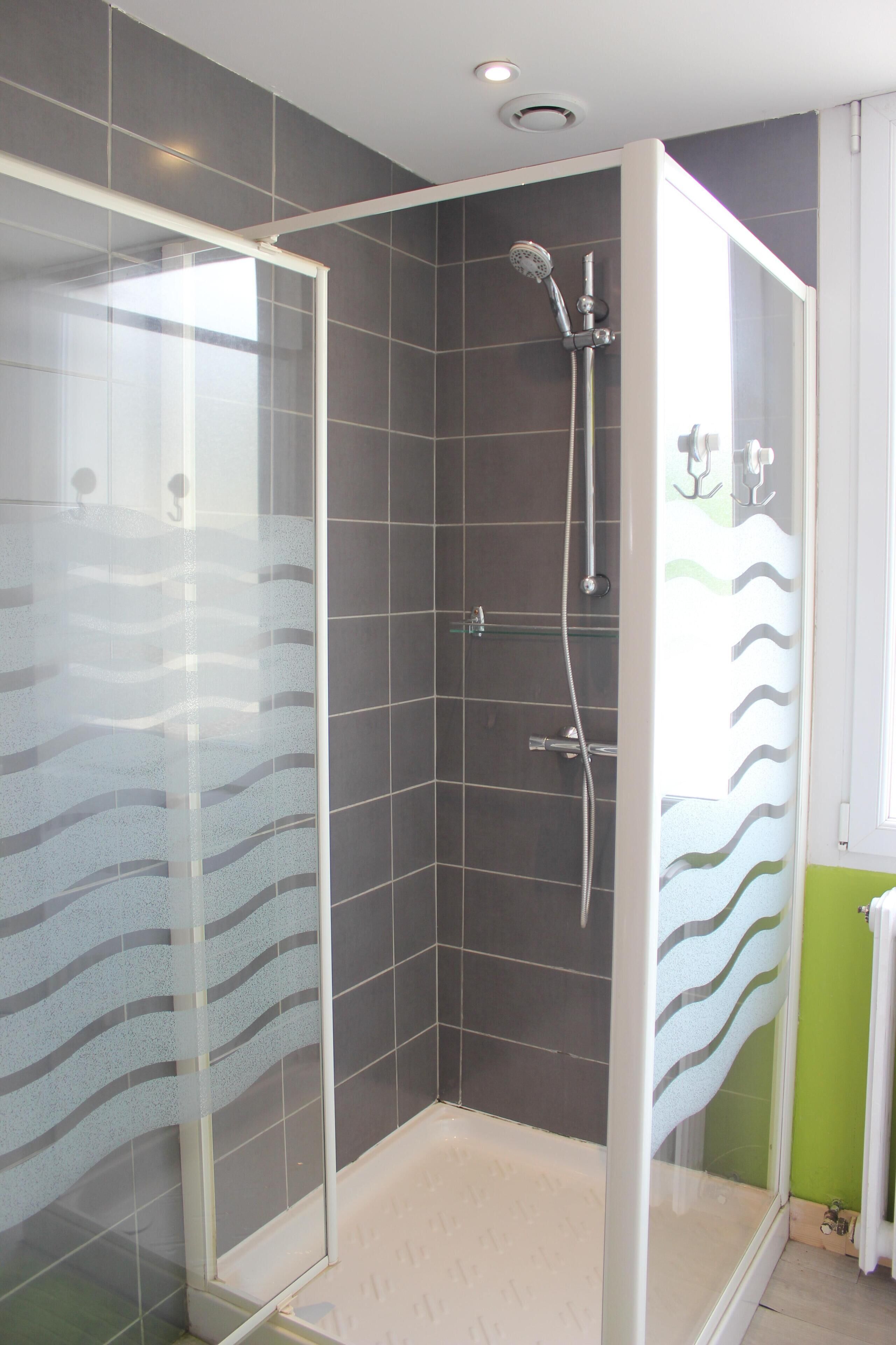 Een douche, een haardroger, handdoeken, toiletpapier