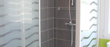 Douche, séchoir à cheveux, serviettes fournies, papier de toilette