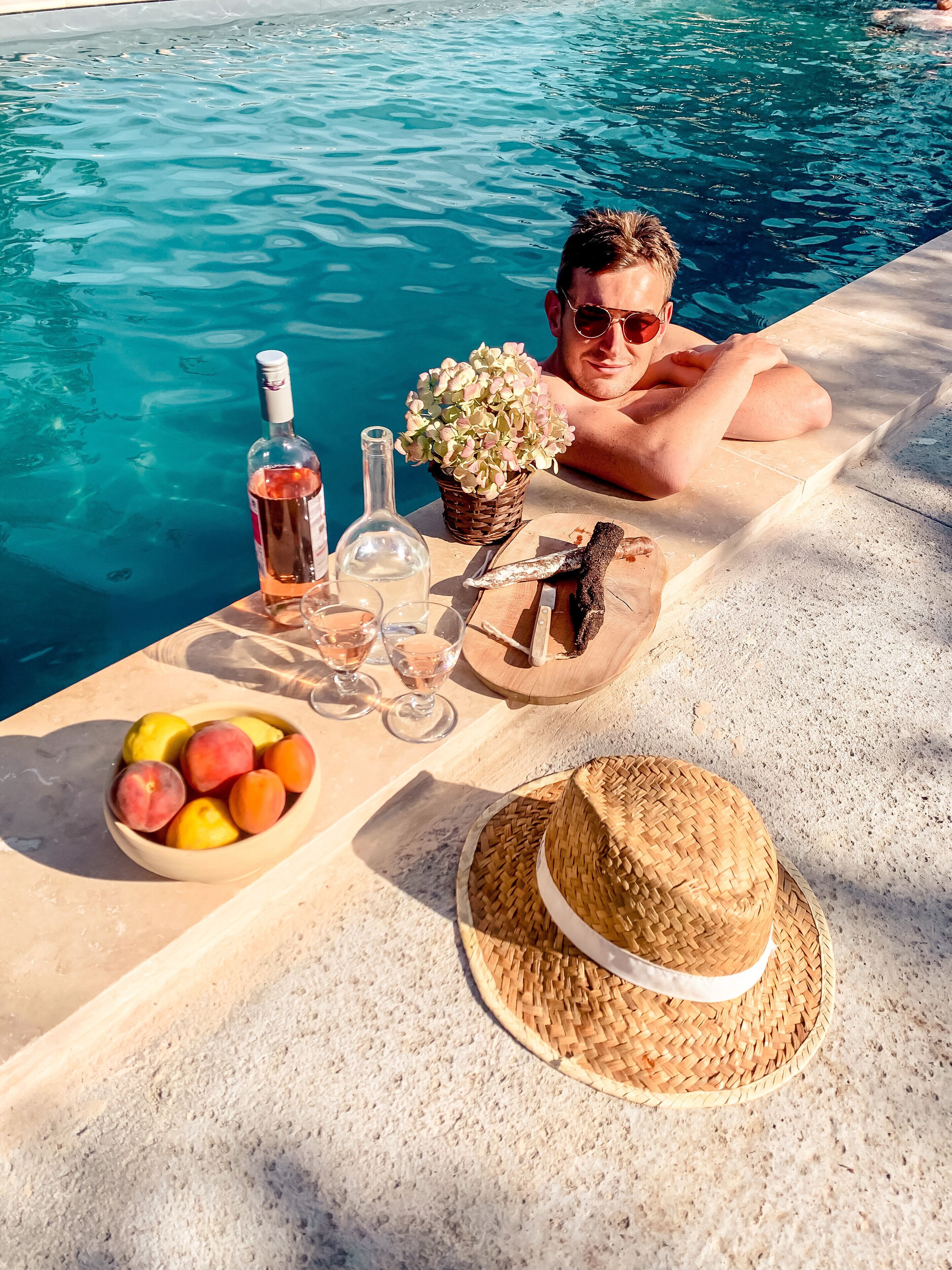 Utendørsbasseng og et oppvarmet basseng