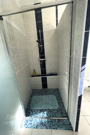 Shower, hair dryer, towels, toilet paper - Weekly rental of tourist accommodation ***, air conditioning, swimming pool, private parking (Montaren-Et-Saint-Médiers)
