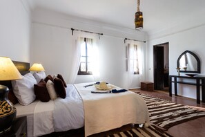 16 bedrooms, in-room safe, desk, iron/ironing board