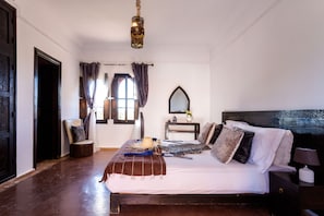 15 bedrooms, in-room safe, desk, iron/ironing board
