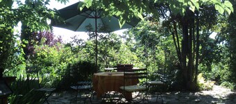 Large independent apartment in a relaxing atmosphere overlooking the sea