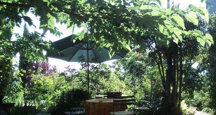 Iso asunto 100m2 holvattu altistuvat kivi puutarha