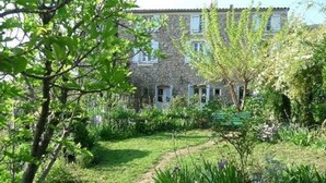 A stone building with a garden in front. - Large independent apartment in a relaxing atmosphere overlooking the sea (Santa-Reparata-Di-Balagna)