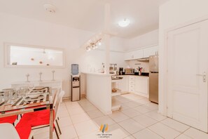 Refrigerador, microondas, parrilla de estufa y cafetera y tetera