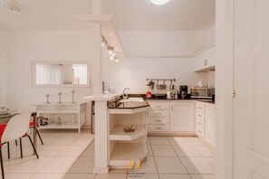 Réfrigérateur, micro-ondes, plaque de cuisson, cafetière/bouilloire