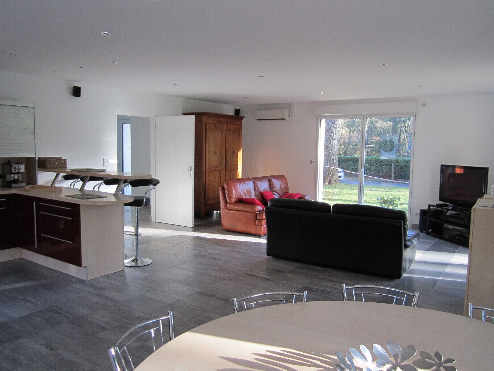 Smart-tv, een dvd-speler en een stereo