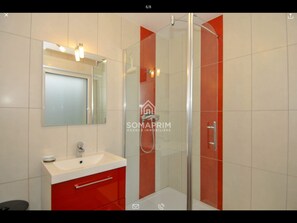 Baignoire, séchoir à cheveux