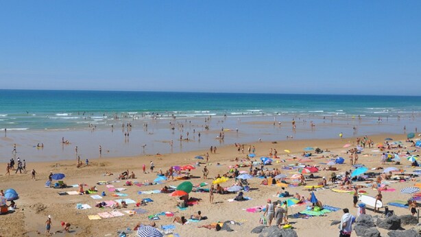 A crowded beach with people, umbrellas, and beachgoers. - STUDIO GETTE HASPARREN in the Basque Country near the Cambo thermal baths (Hasparren)