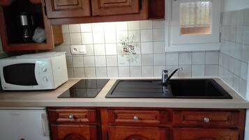 Fridge, microwave, stovetop, coffee/tea maker
