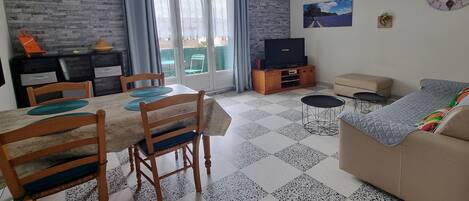 Smart TV, lettore DVD, libri, impianto stereo