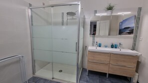 Combined shower/tub, hair dryer, towels, soap - SPACIOUS, CLEAN, COMFORTABLE APARTMENT CLOSE TO TOWN CENTER (Avignon)