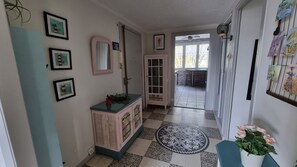 Interior - SPACIOUS, CLEAN, COMFORTABLE APARTMENT CLOSE TO TOWN CENTER (Avignon)