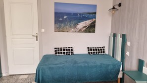 3 bedrooms, desk, iron/ironing board, travel crib - SPACIOUS, CLEAN, COMFORTABLE APARTMENT CLOSE TO TOWN CENTER (Avignon)