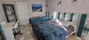 3 camere, una scrivania, ferro/asse da stiro, culla da viaggio