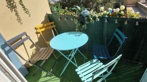 Outdoor dining - SPACIOUS, CLEAN, COMFORTABLE APARTMENT CLOSE TO TOWN CENTER (Avignon)