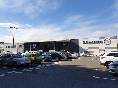 SPACIOUS, CLEAN, COMFORTABLE APARTMENT CLOSE TO TOWN CENTER