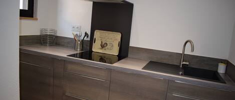 Een koelkast, een magnetron, een oven, een kookplaat