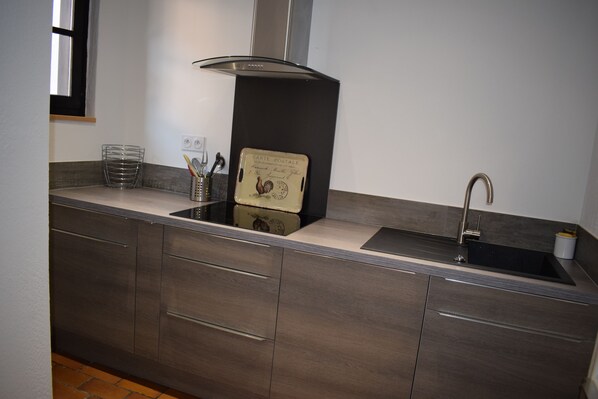 Réfrigérateur, micro-ondes, four, plaque de cuisson