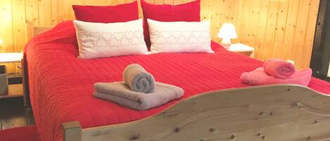 2 bedrooms, iron/ironing board, Internet, bed sheets