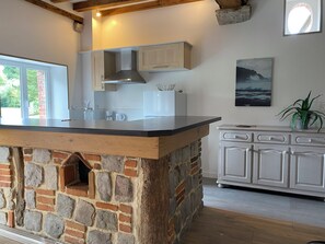 Een koelkast, een microgolfoven, een oven, een kookplaat