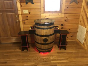 Game room - PRIVATE & SECLUDED-ROMANTIC, DANCING BEAR CABIN (Sevierville)