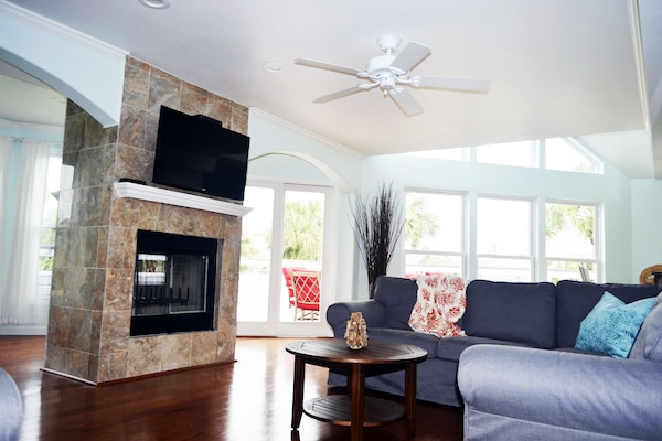 Beautiful, open plan living area with lots of natural light.