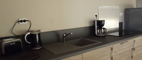 Jääkaappi, mikroaaltouuni, liesi, kahvin-/teenkeitin