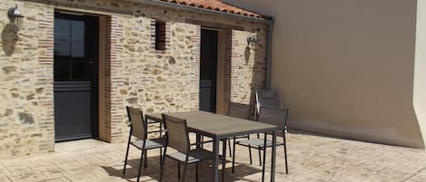 تناول الطعام بالخارج