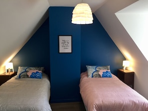 3 bedrooms, iron/ironing board, internet, bed sheets