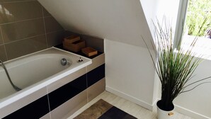Bathtub, hair dryer, towels