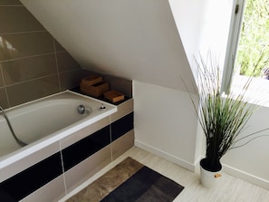 Bathtub, hair dryer, towels