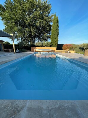 Una piscina al aire libre, una piscina climatizada