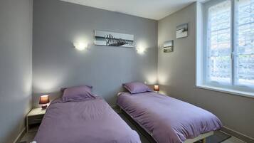 2 habitaciones, tabla de planchar con plancha y cuna de viaje