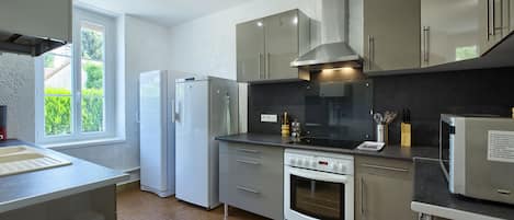 Réfrigérateur, four à micro-ondes, un four, surface de cuisson