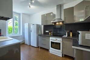 Fridge, microwave, oven, stovetop - Gîte L'Hirondelle *** close to BORDEAUX (Castelnau-De-Médoc)