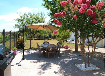 Grande terrasse devant la maison