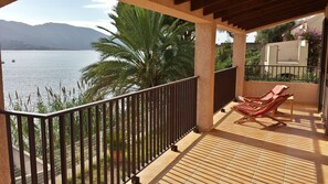 Terrace/patio - House feet in water, comfort and relaxation, sandy beach in front of house (Casaglione)